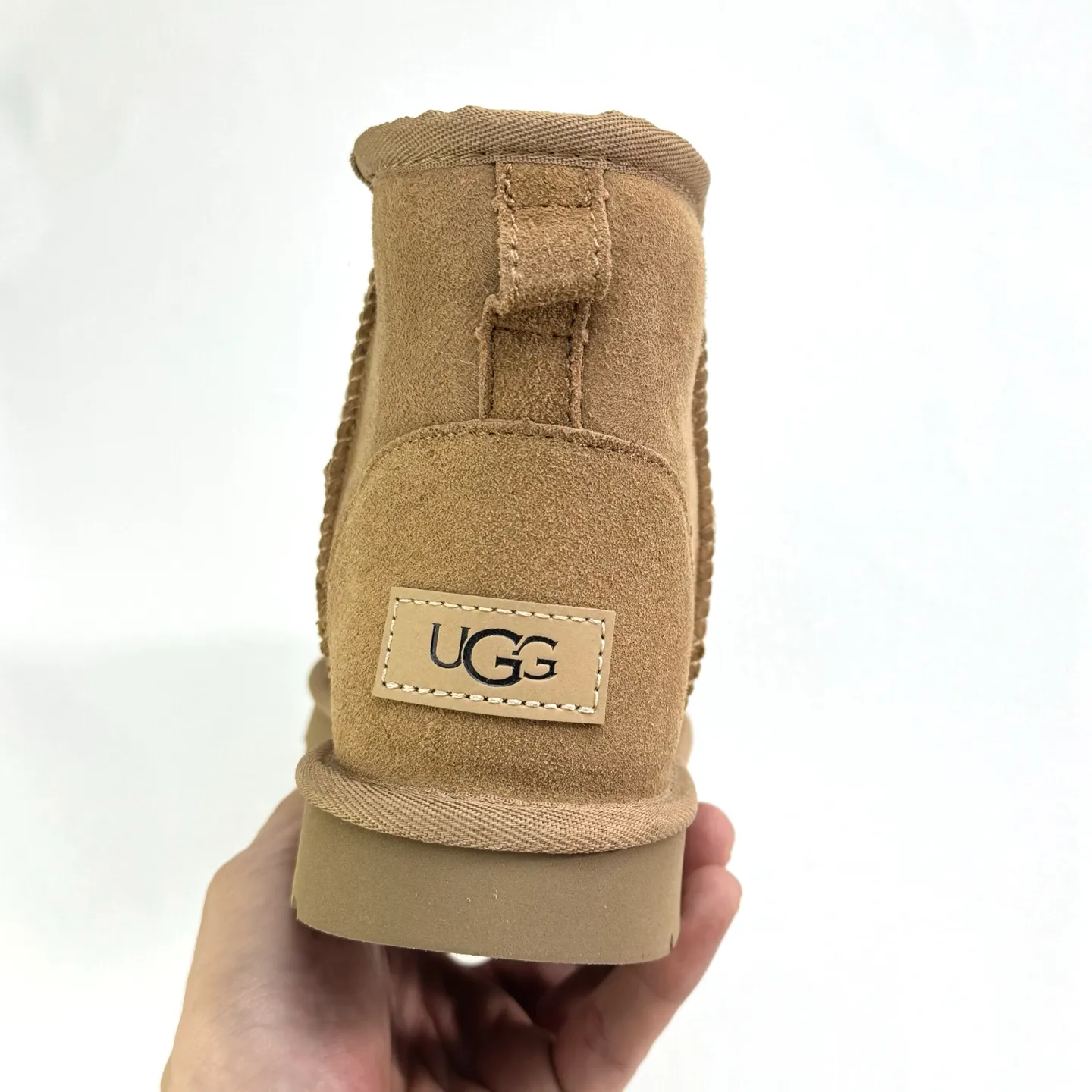 💰360 6222 Classic Mini II Mini classic short boots 2.0 Shoe shaft height: about 14CM Upper: Made of 17mm fur-integrated sheepskin, with a pre-treated water-repellent and anti-fouling coating Insole: 17mm sheepskin insole Sole: Treadlite by UGG™ light wing technology outsole - non-slip, cushioning, wear resistance, and good elasticity Heel: Leather heel label with embossed brand LOGO Size:35 36 37 38 39 40